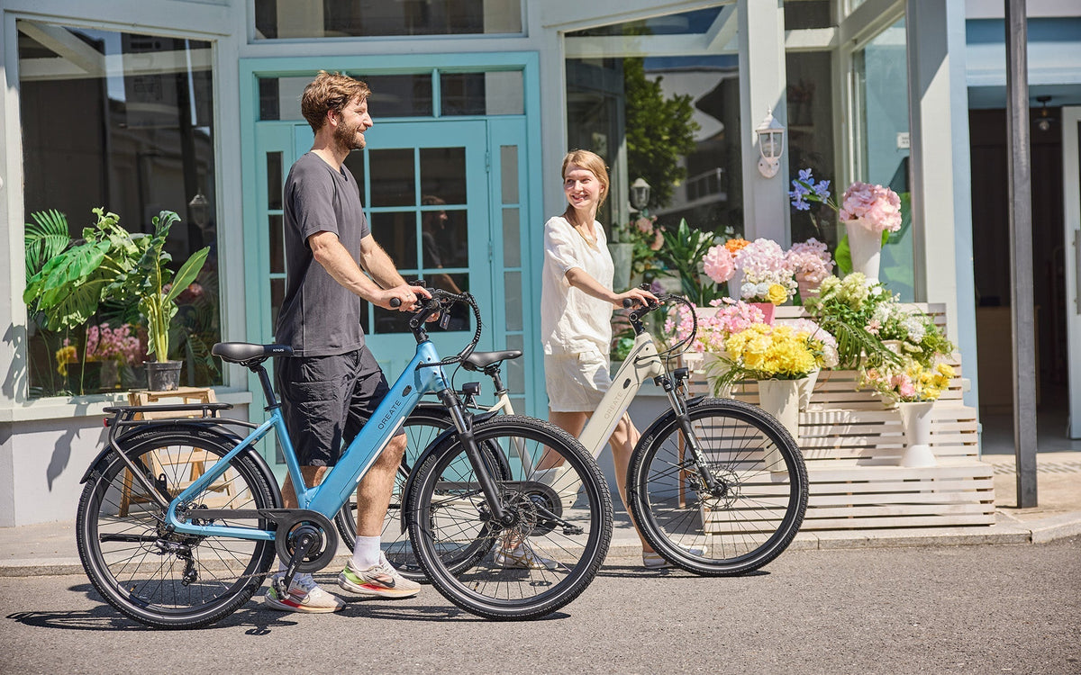 Qreate City Air e-bike in lichtblauw, onderweg in de stad