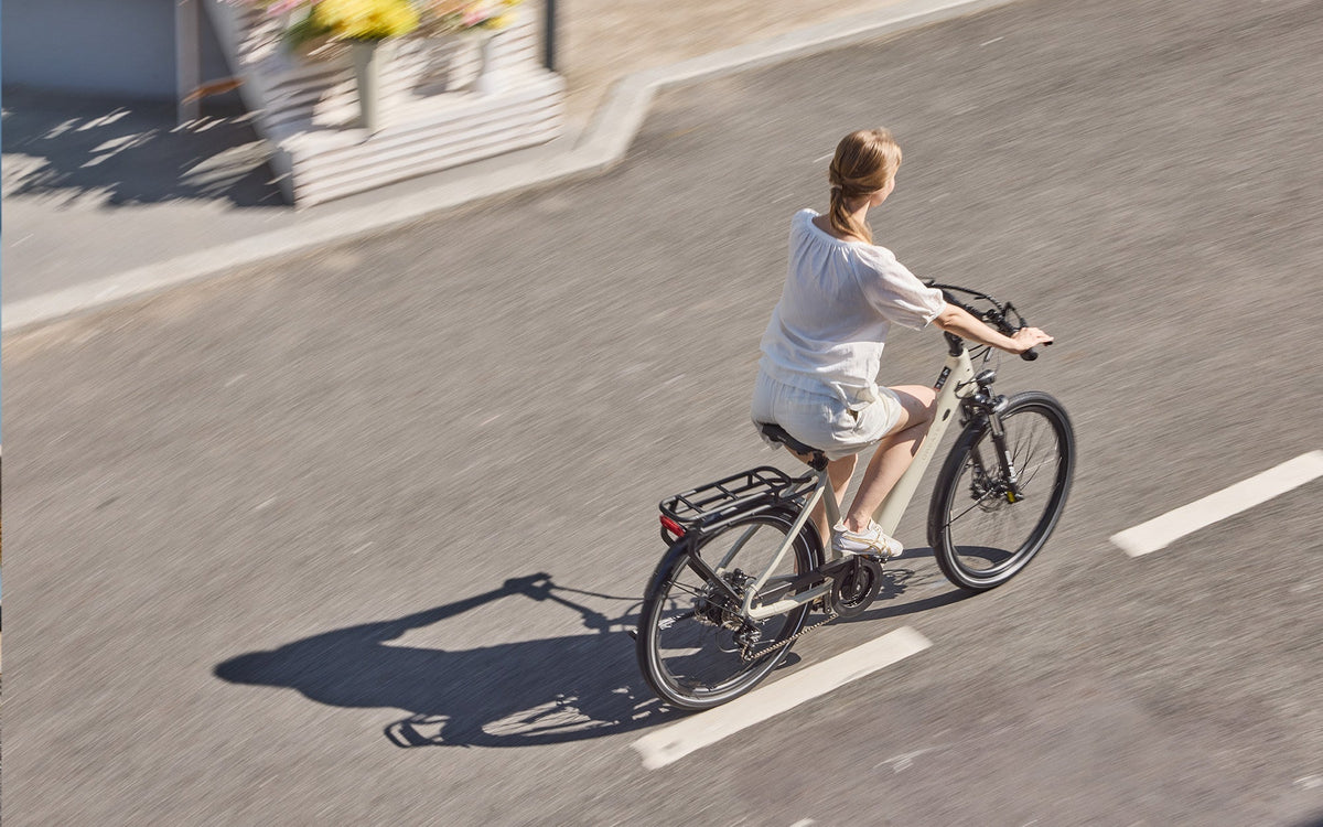 Qreate City Pro e-bike in crème, onderweg in de stad