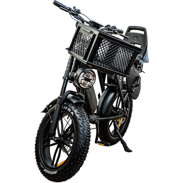 Ouxi C80 Family Edition in zwart met mand voorop, schuin vooraanzicht