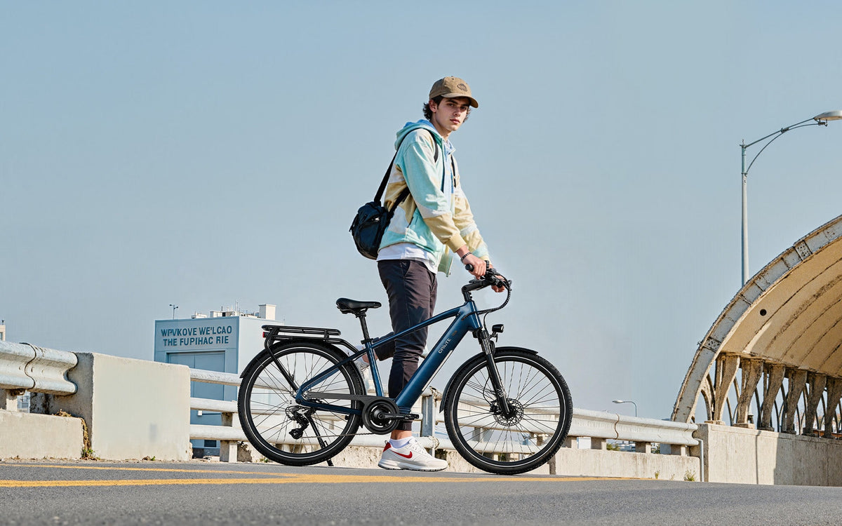 Qreate City Pro-A e-bike in donkerblauw, onderweg in de stad